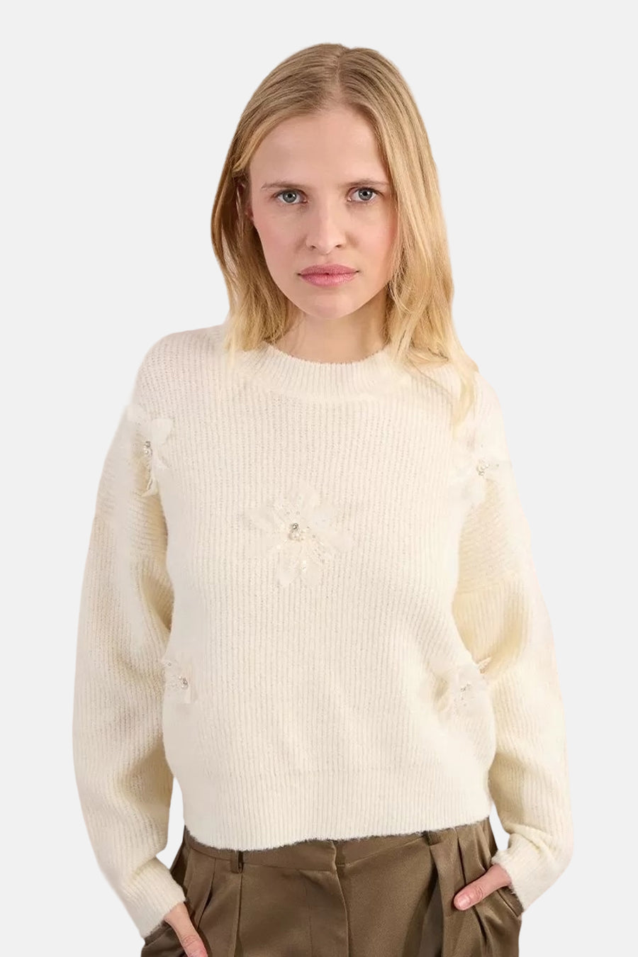 Ecru trui met ronde hals van Molly Bracken, versierd met delicate bloemdetails en glinsterende kralen.