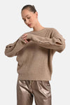 Beige ronde hals trui van Molly Bracken met lange splitmouwen en gouden broek gedragen door het model.