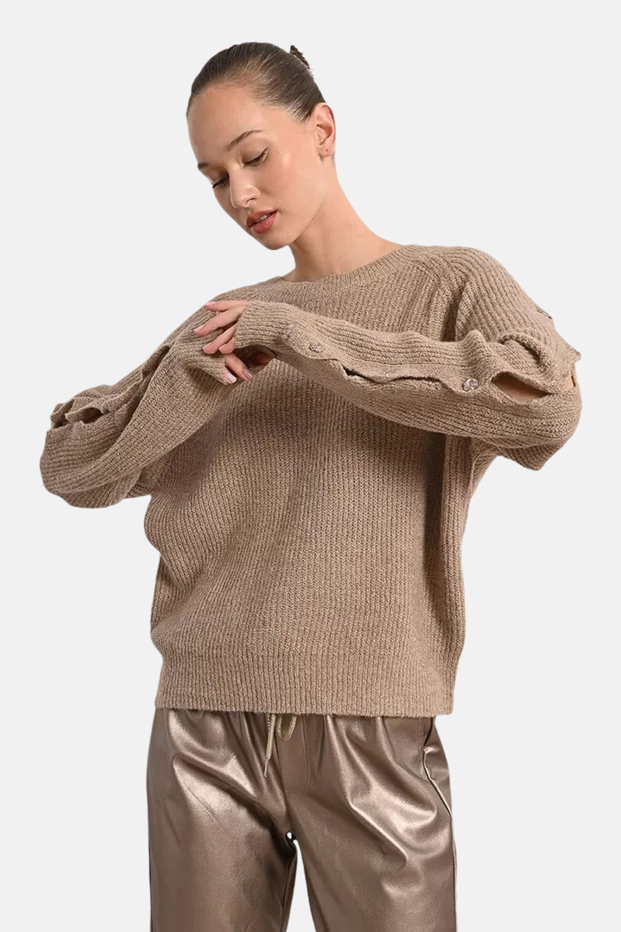 Beige ronde hals trui van Molly Bracken met lange splitmouwen en gouden broek gedragen door het model.