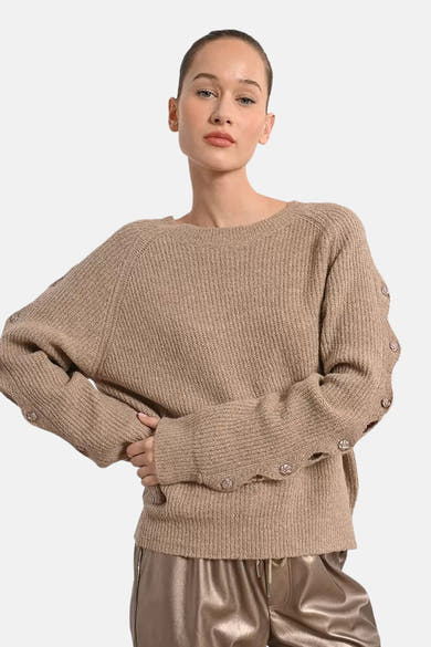 Beige ronde hals trui van Molly Bracken met decoratieve knoopdetails op de mouwen.