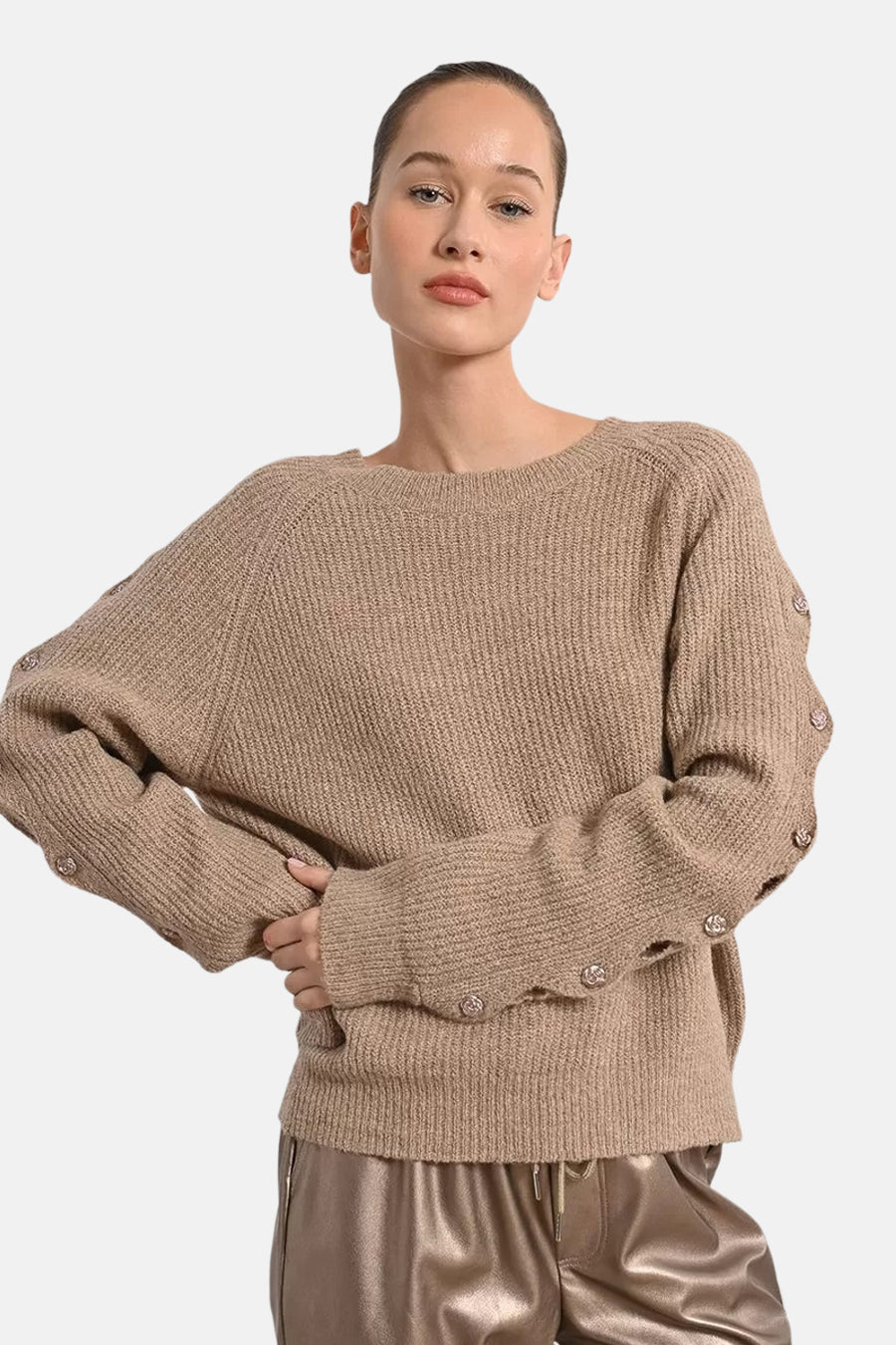 Beige ronde hals trui van Molly Bracken met decoratieve knoopdetails op de mouwen.