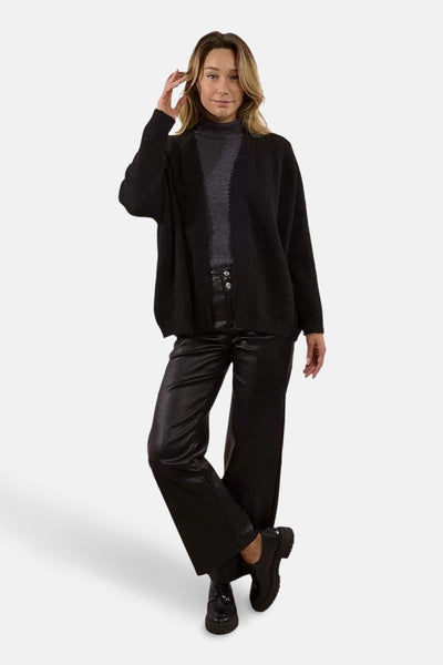 Zwarte Molly Bracken gilet, gedragen met een glanzende imitatielederen broek en plateauzolen.