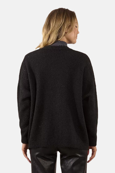 Zwarte Molly Bracken bodywarmer, met een zachte textuur, gedragen over een grijze coltrui.