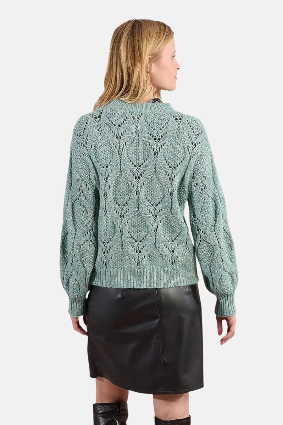 Blauwe trui met ronde hals van Molly Bracken, met all-over ajourpatroon, gedragen met een zwarte rok.