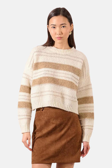 Beige ronde hals trui van Molly Bracken, met bruine strepen en getextureerde details, gedragen met een bruine rok.