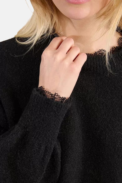 Zwarte trui met ronde hals van Molly Bracken, met delicate kanten bies.