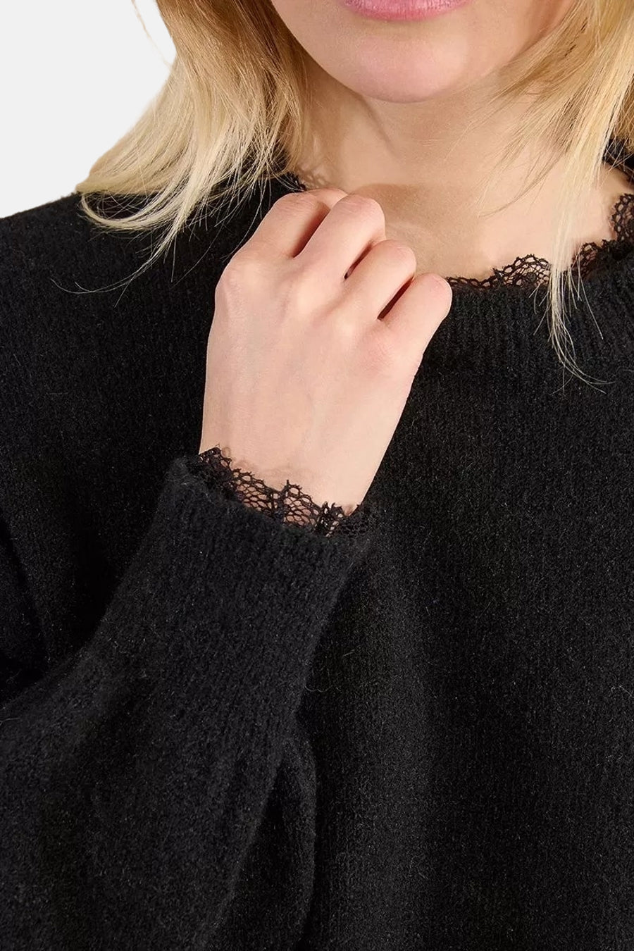 Zwarte trui met ronde hals van Molly Bracken, met delicate kanten bies.