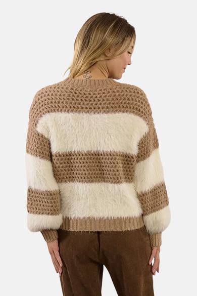 Pull à col rond multicolore de Molly Bracken, à rayures horizontales en maille bouclette et à motif tressé.
