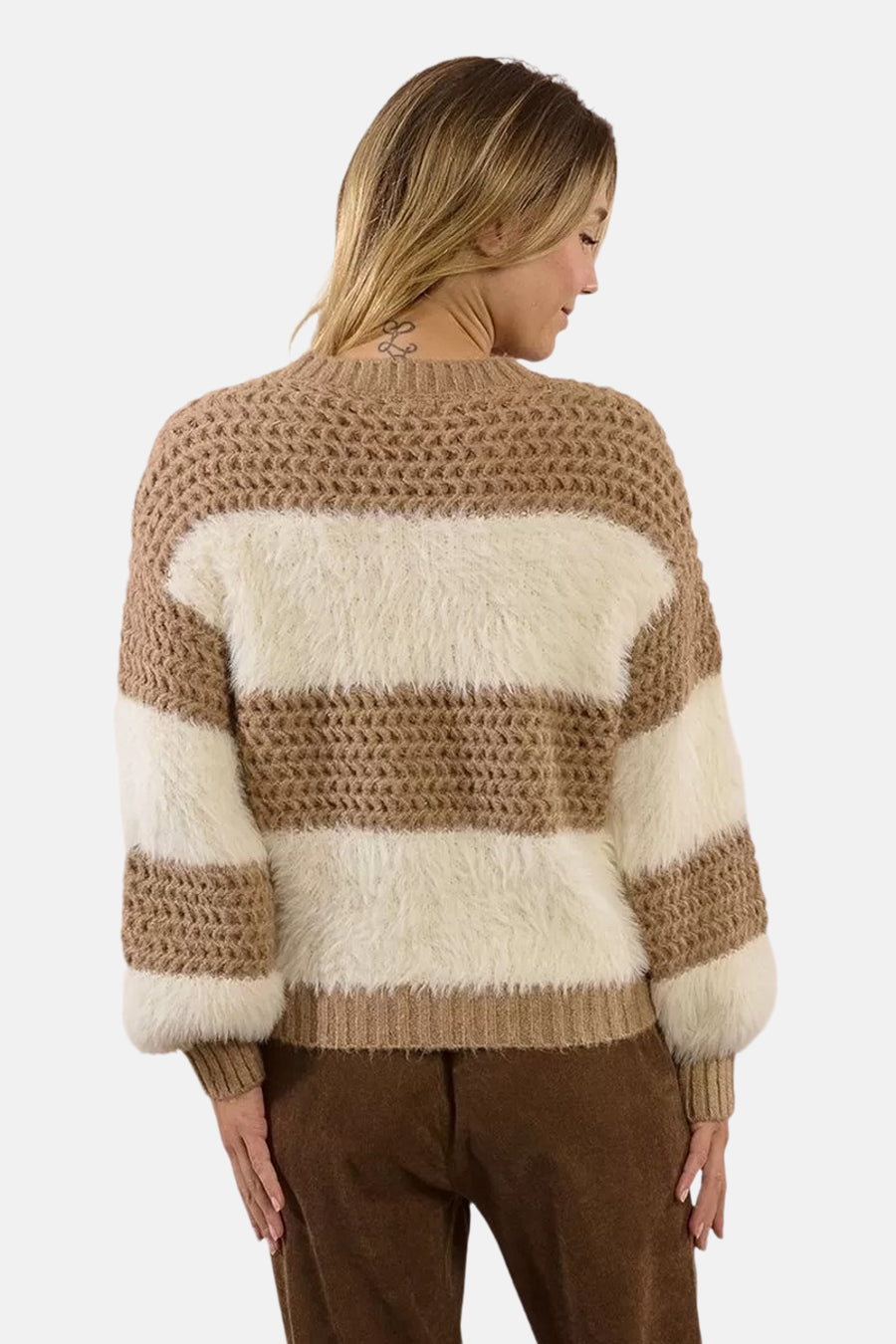 Pull à col rond multicolore de Molly Bracken, à rayures horizontales en maille bouclette et à motif tressé.
