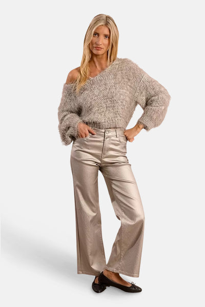 Grijze V-hals trui van Molly Bracken, gedragen met een gouden broek en zwarte ballerina's.