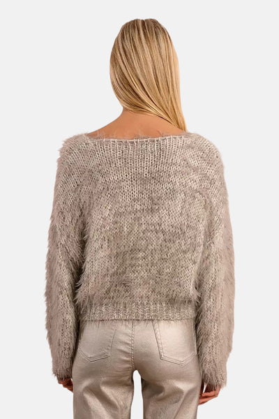 Grijze V-hals trui van Molly Bracken, achterkant, met een pluizige textuur en een zilveren broek.