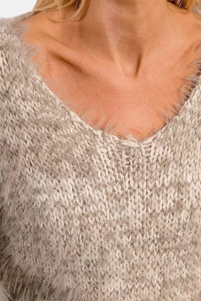 Pull à col en V gris de Molly Bracken avec bordure duveteuse autour de l'encolure.