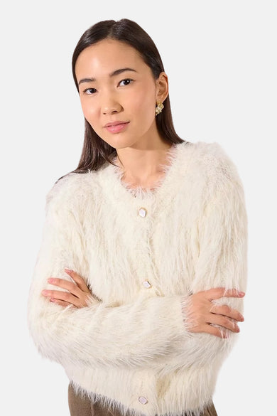 Ecru vest van Molly Bracken, met een pluizige textuur en een knoopsluiting.
