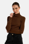 Pull col montant brun Molly Bracken porté par un mannequin, vue de face.