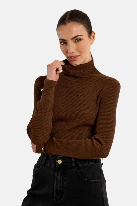 Pull col montant brun Molly Bracken porté par un mannequin, vue de face.