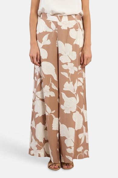 Multikleurige wijde broek van Molly Bracken, met een wit bloemenpatroon, van achteren gezien.