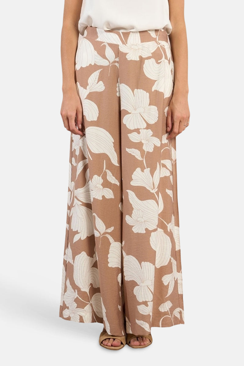 Multikleurige wijde broek van Molly Bracken, met een wit bloemenpatroon, van achteren gezien.