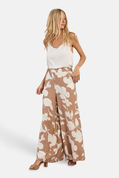 Multikleurige broek van Molly Bracken, met bloemenpatroon en losse pasvorm, gedragen met een witte top.