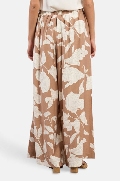 Pantalon large multicolore de Molly Bracken, avec un motif floral blanc, en vue de dos.
