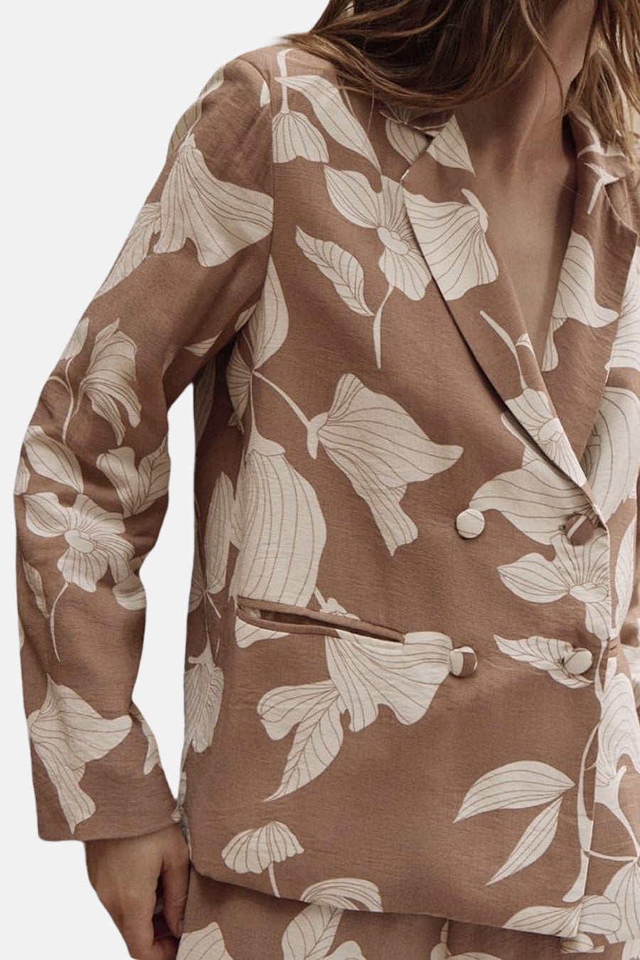 Bruine blazer met wit bloemenpatroon van Molly Bracken, dubbele rij knopen en klepzakken.