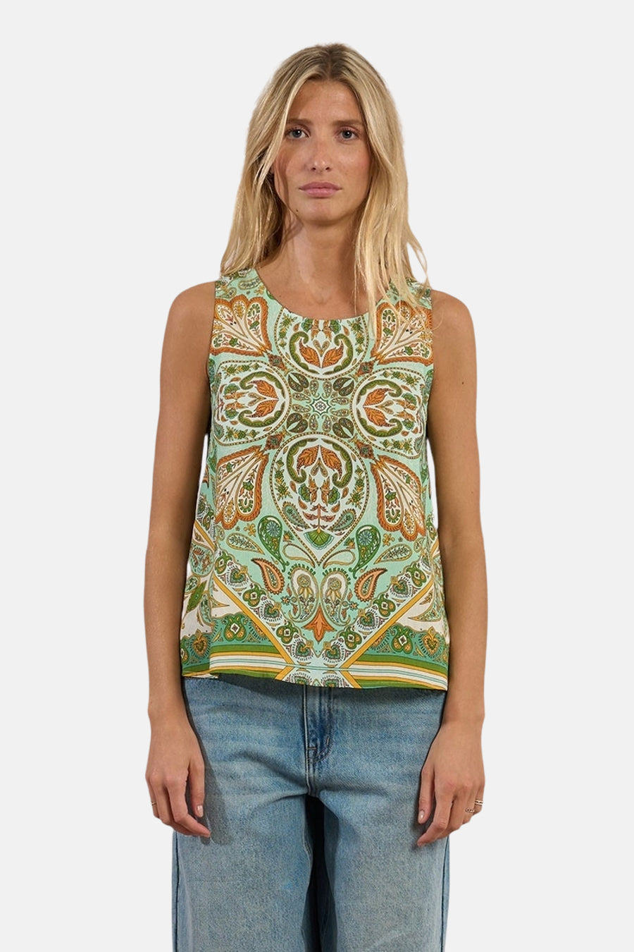 Mouwloos meerkleurig overhemd van Molly Bracken, met paisley-motief en uitsnede in de rug.