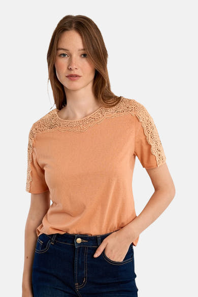 Oranje T-shirt met korte mouwen van Molly Bracken, versierd met kant rond de halslijn en mouwen, gedragen met een spijkerbroek.