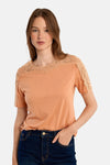 Oranje T-shirt met korte mouwen van Molly Bracken, versierd met kant rond de halslijn en mouwen, gedragen met een spijkerbroek.