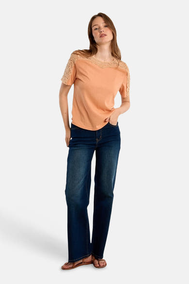 Oranje T-shirt met korte mouwen van Molly Bracken, met kanten bies rond de hals en schouders.
