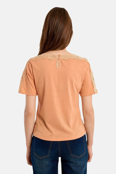Effaatzwart T-shirt met korte mouwen van Molly Bracken, met kanten details op de schouders en halslijn.