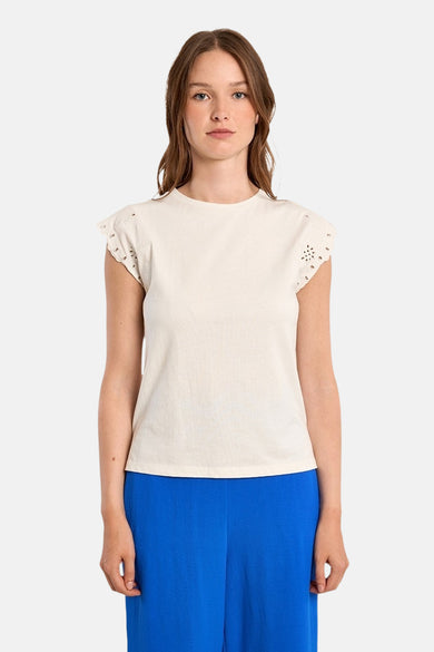 Witte T-shirt van Molly Bracken, korte mouwen met uitgesneden details, gedragen met een felblauwe broek.