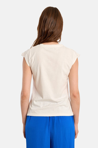 Witte T-shirt van Molly Bracken, korte mouwen met uitgesneden details, gedragen met een blauwe broek.