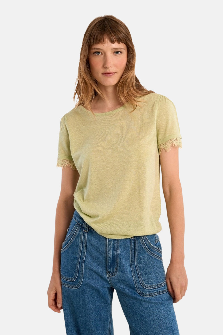 Groen T-shirt van Molly Bracken, korte mouwen met kant, gedragen met een blauwe broek met hoge taille, achtergezicht.