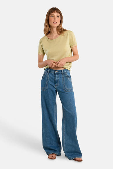 Groen T-shirt, effen korte mouw van Molly Bracken, met kanten details op de mouwen.