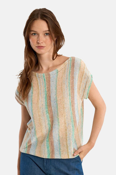 Multikleurige trui met O-hals van Molly Bracken, met verticale strepen en gedragen met een blauwe broek.