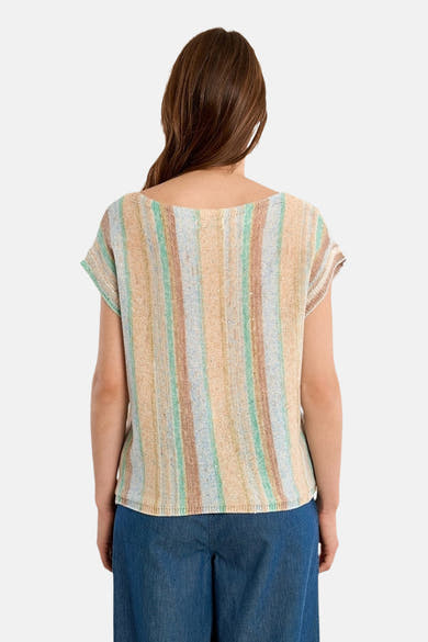 Pull multicolore en col O de Molly Bracken, à rayures verticales et porté avec un pantalon bleu.
