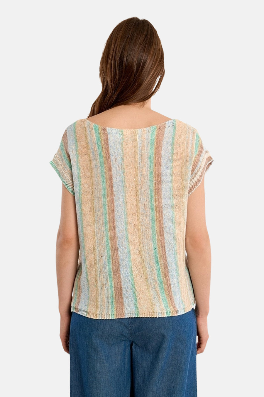 Pull multicolore en col O de Molly Bracken, à rayures verticales et porté avec un pantalon bleu.
