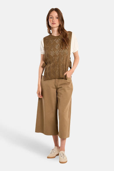 Pull col rond cognac by Molly Bracken avec motif ajouré, porté sur un t-shirt blanc et un pantalon marron.