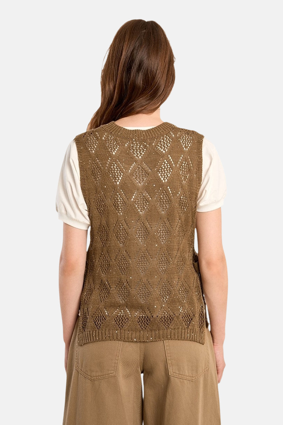 Pull ras du cou cognac de Molly Bracken, motif losanges ajouré, porté sur un t-shirt crème et un pantalon ample beige.
