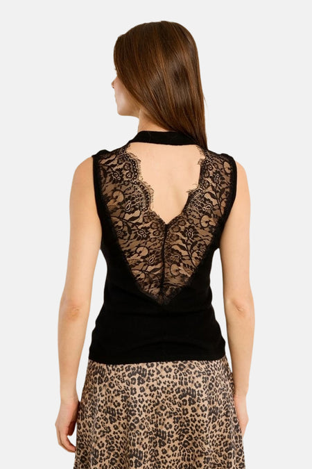 Vue de dos d’un haut noir Molly Bracken sans manches avec un empiècement en dentelle florale.