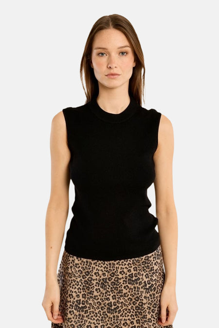 Pull col rond noir sans manches Molly Bracken porté par un mannequin