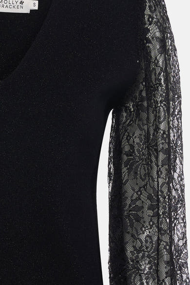 Pull noir col rond par Molly Bracken, manche en dentelle ajourée avec détails scintillants, vue rapprochée