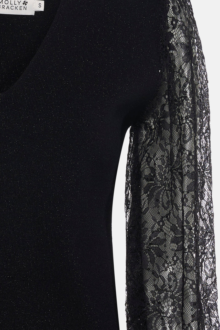 Pull noir col rond par Molly Bracken, manche en dentelle ajourée avec détails scintillants, vue rapprochée