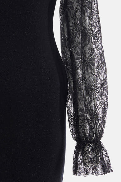 Robe noire à manches longues en dentelle transparente par Molly Bracken, détail de manche avec volants et paillettes discrètes, vue de profil