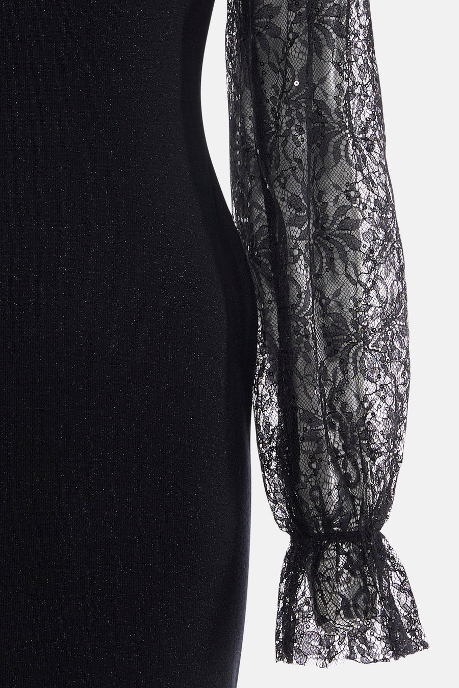 Robe noire à manches longues en dentelle transparente par Molly Bracken, détail de manche avec volants et paillettes discrètes, vue de profil