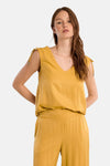 Gele blouse van Molly Bracken met geknoopte bandjes en een metalen detail.