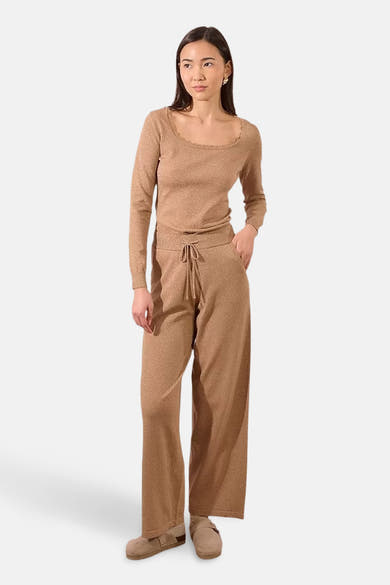 Beige broek van Molly Bracken met trekkoord en bijpassende schoenen.