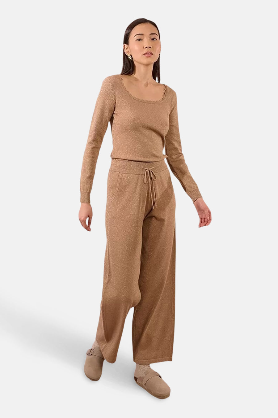 Losse beige broek van Molly Bracken, met trekkoord in de taille en bijpassende schoenen.