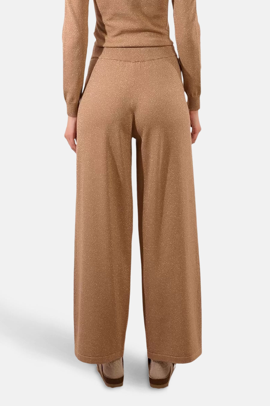 Beige pailletten wijde broek van Molly Bracken, van achteren getoond, met een bijpassend topje en sandalen.