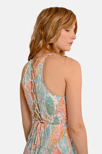 Robe longue verte de Molly Bracken avec imprimé multicolore et détail de laçage au dos.