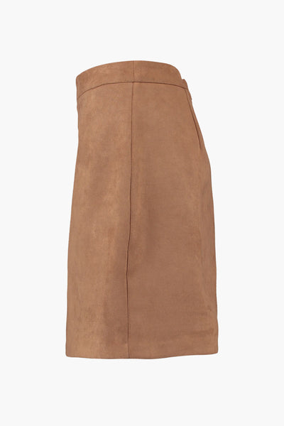 Korte rok in cognac kleur van ZABAIONE, met een verticale naad, van opzij gezien.